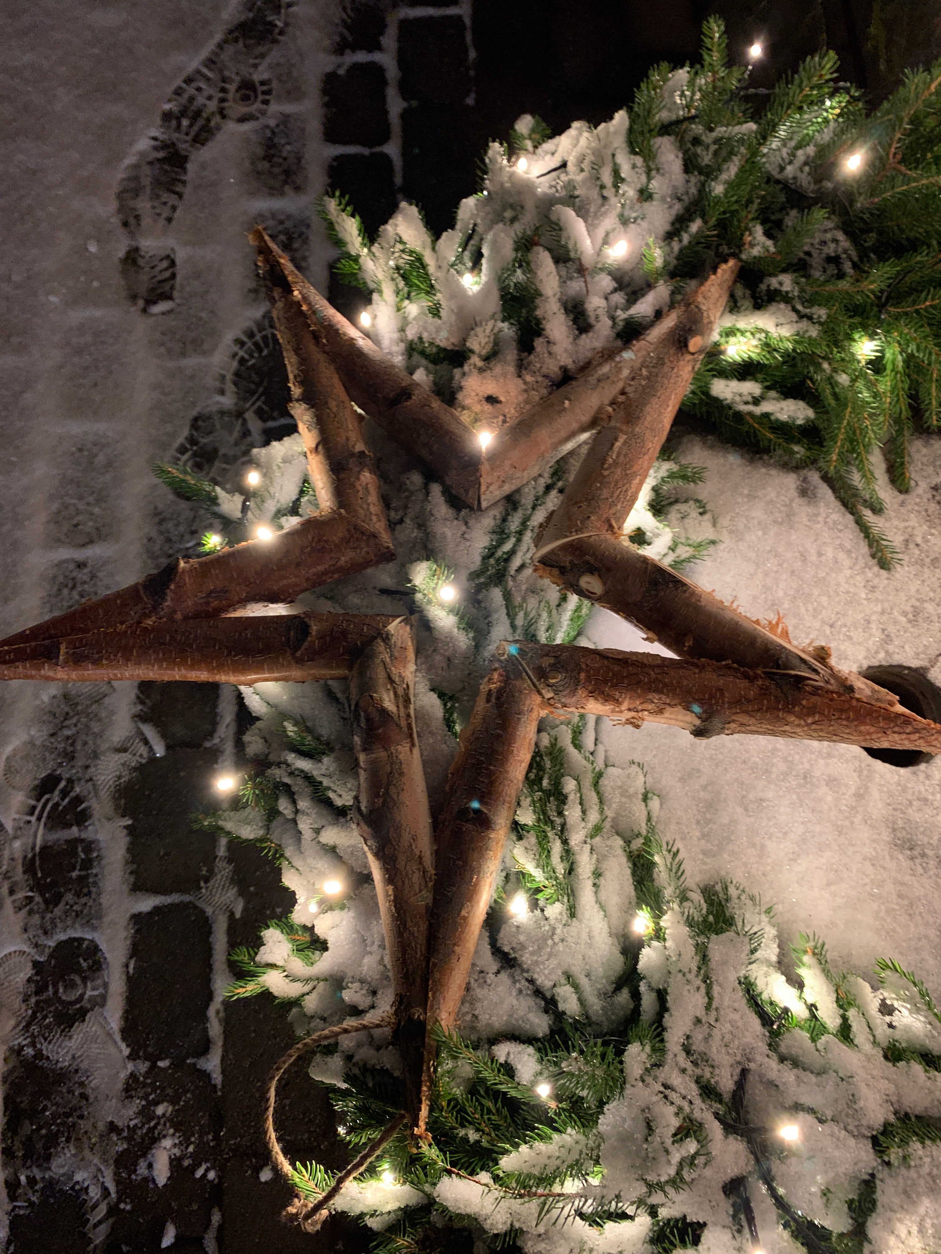 Stjerne i bjørketre med jutesnor