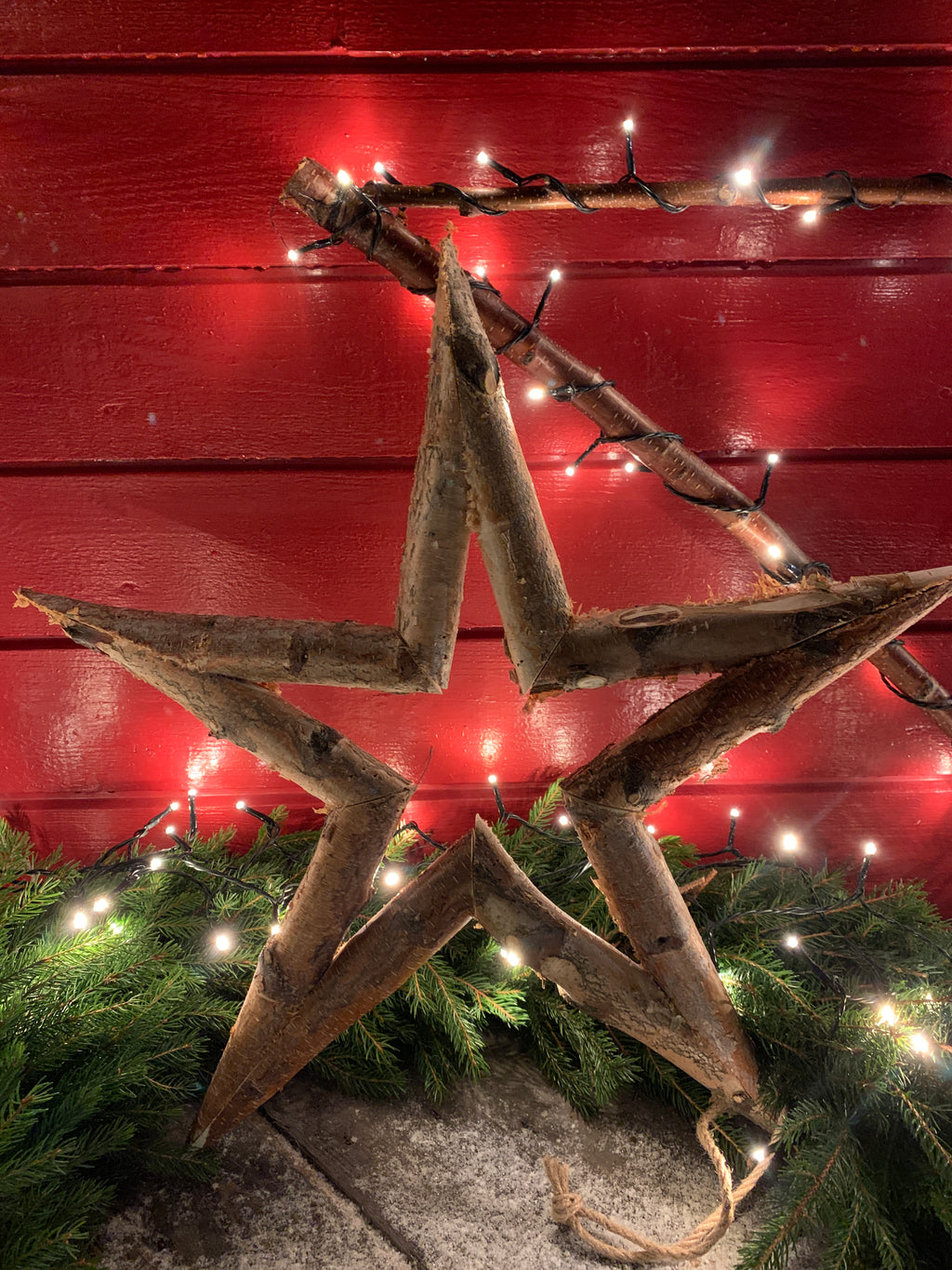 Stjerne i bjørketre med jutesnor